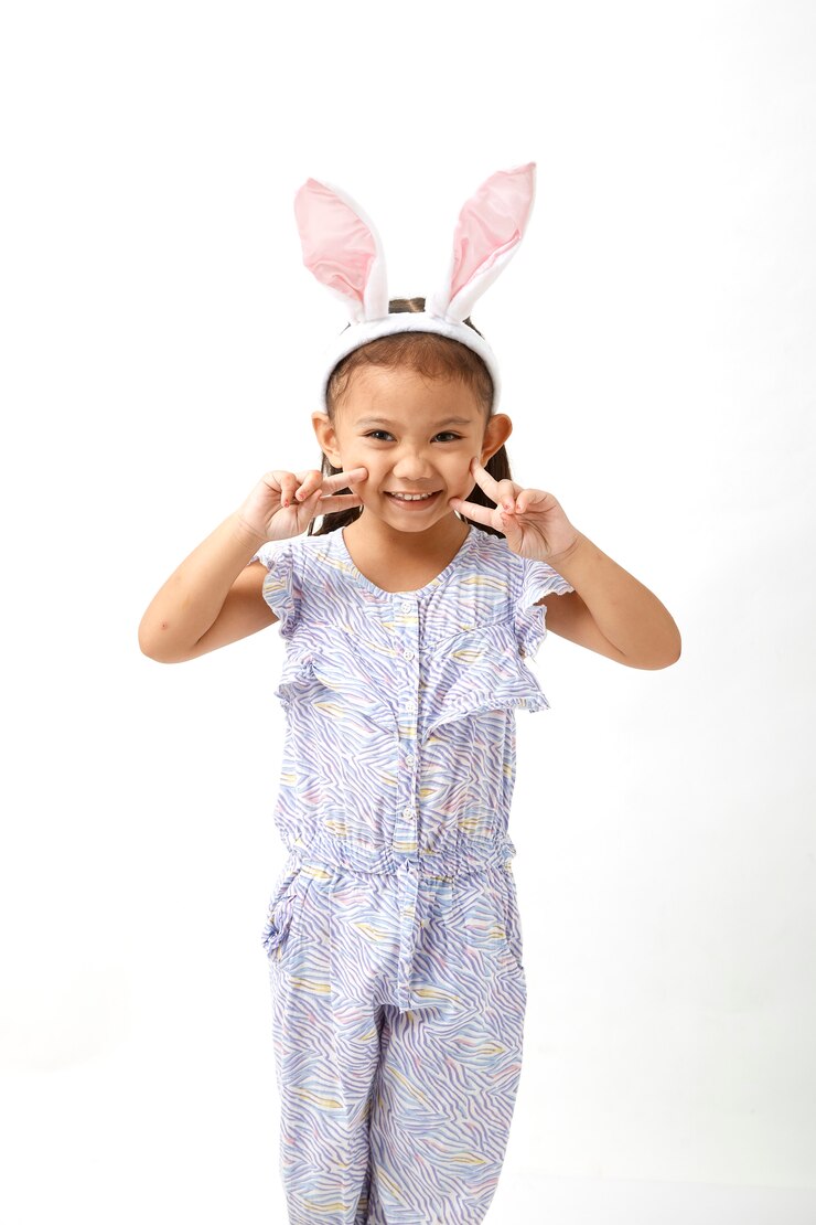 Menina agindo como um pequeno dia de Páscoa