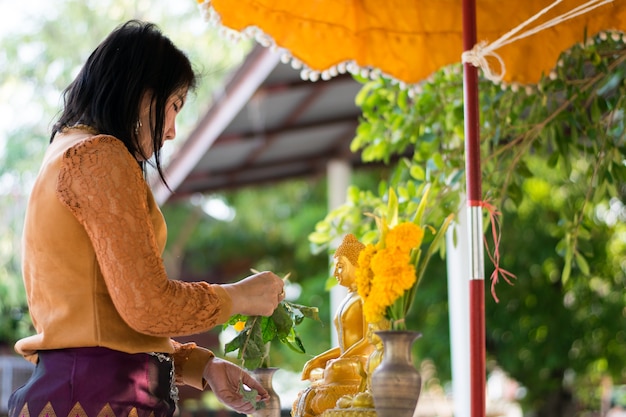 menina água buda no festival songkran