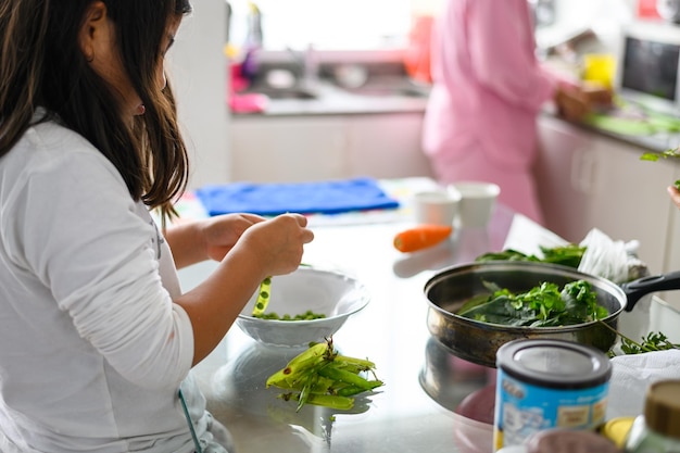 Foto menina ajudando na cozinha