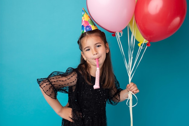 Menina alegre com balões na cor azul de fundo feliz festa de aniversário