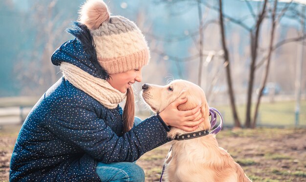 Menina alegre com cachorro adorável