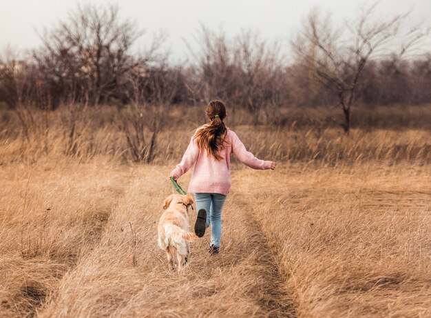 Menina alegre com cachorro ativo