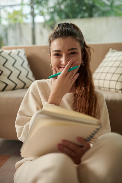 Menina alegre com livro didático