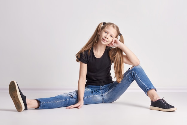 Menina alegre com longas tranças posando