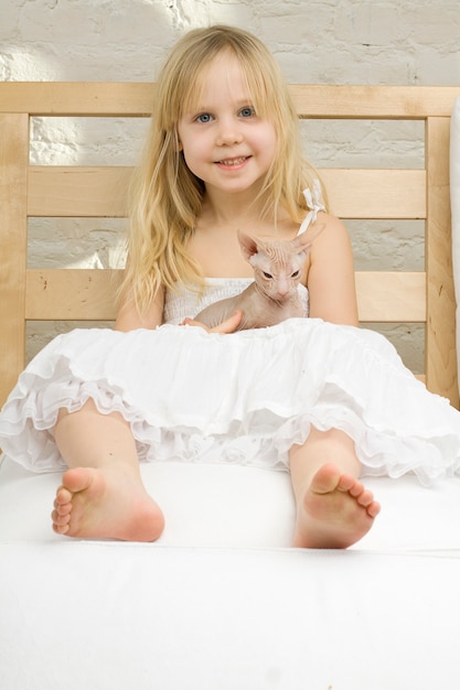 Menina alegre com o gatinho