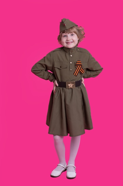 Menina alegre com o uniforme de soldados soviéticos da Segunda Guerra Mundial