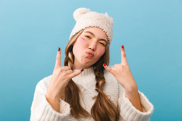 Foto menina alegre com suéter isolado