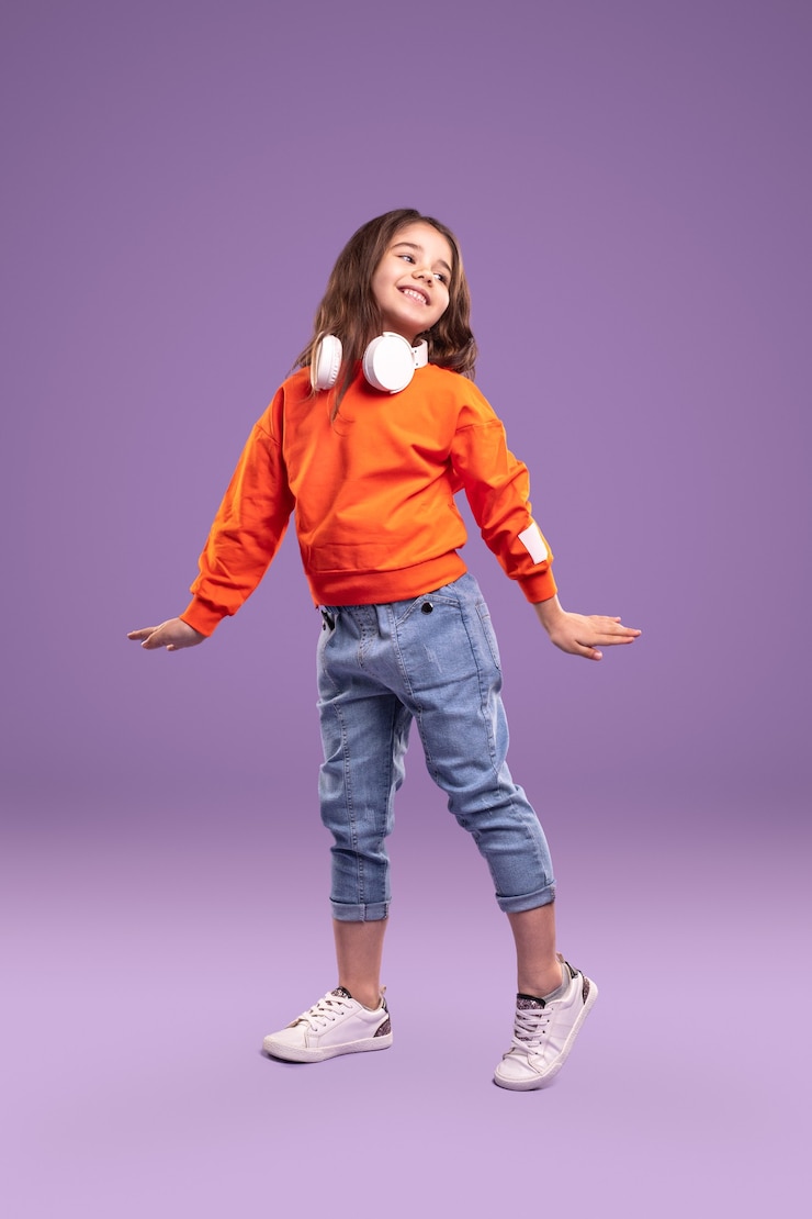 Foto menina alegre em roupas da moda e fones de ouvido