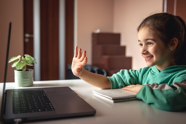 Foto menina alegre na frente da tela do laptop conversando online