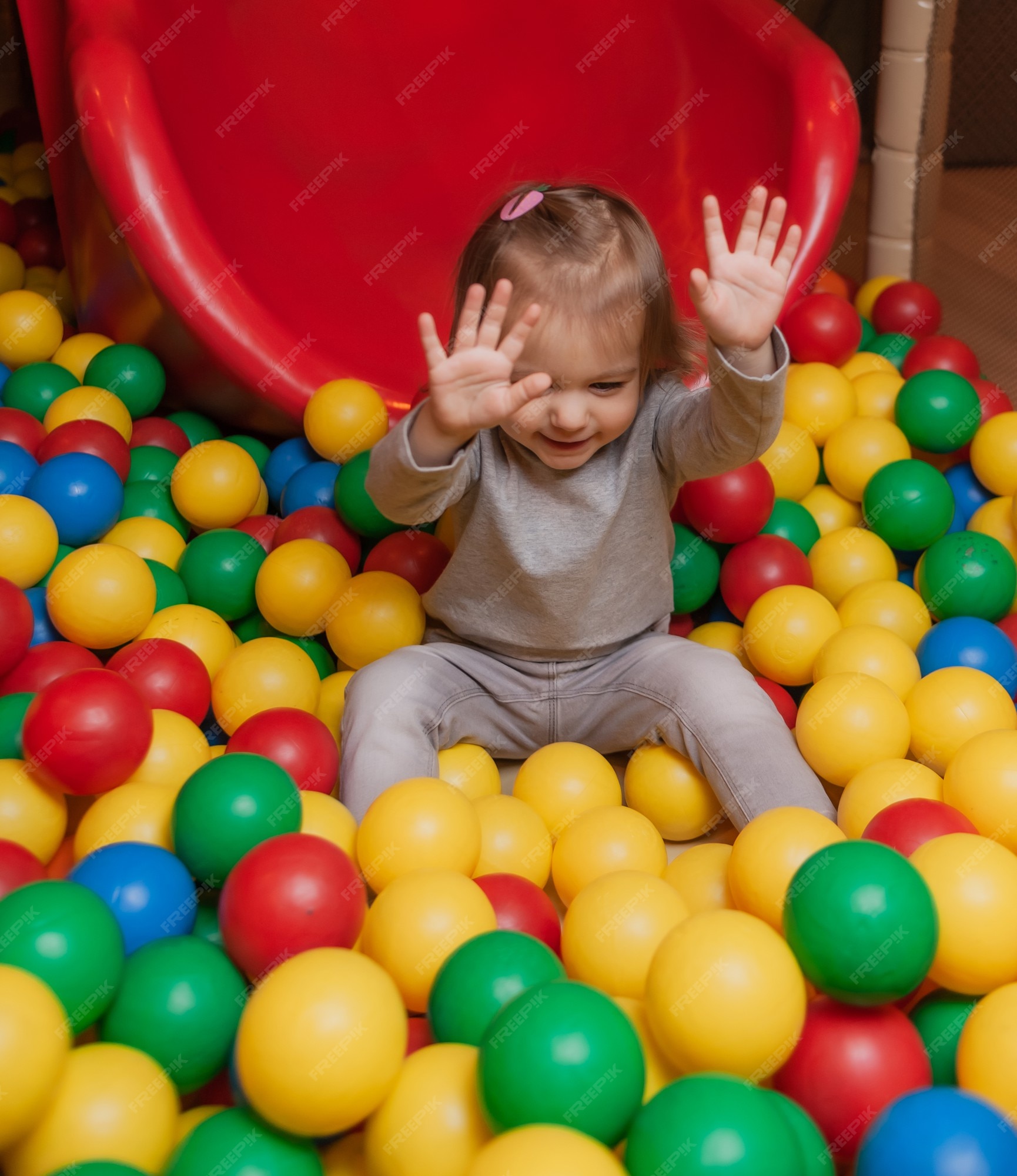 Bolas coloridas brilhantes para a piscina para jogos infantis.brinquedos  para crianças, entretenimento para crianças.use em catálogos de lojas  infantis, centros de entretenimento de publicidade. fundo multicolorido  brilhante