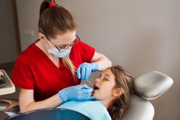 Menina alegre sorrindo na consulta de dentistas em odontologia Doenças dentárias Consulta com dentista pediátrico para tratamento de dor de dente em criança