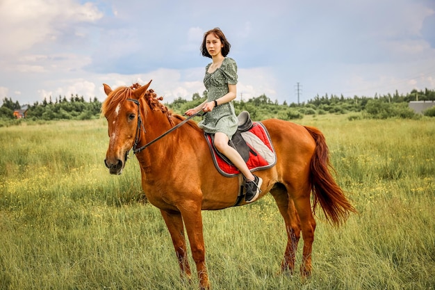 Menina andando a cavalo em campo rural ensolarado