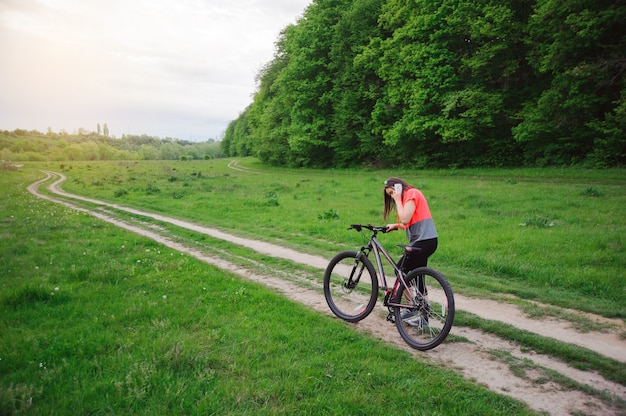 menina andando de bicicleta