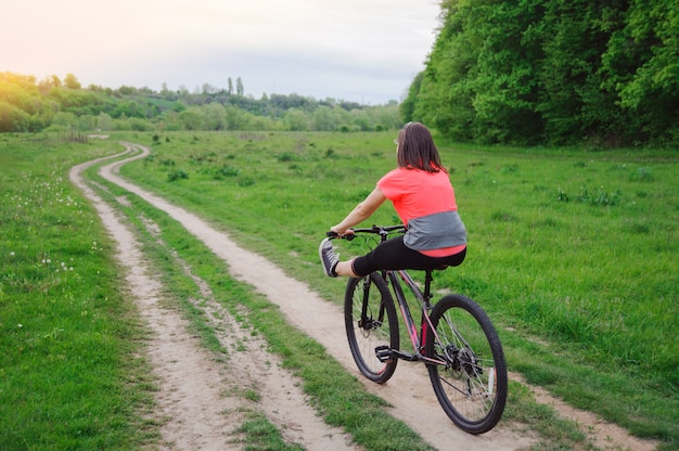 Foto menina andando de bicicleta