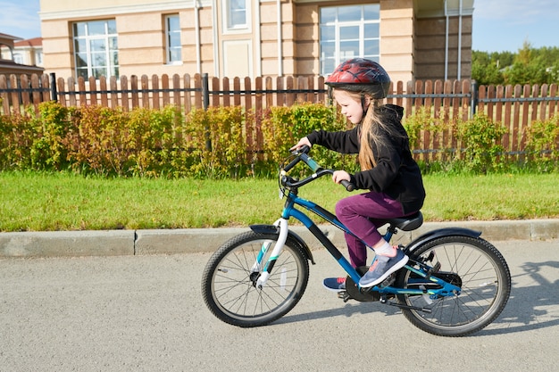 Menina andando de bicicleta