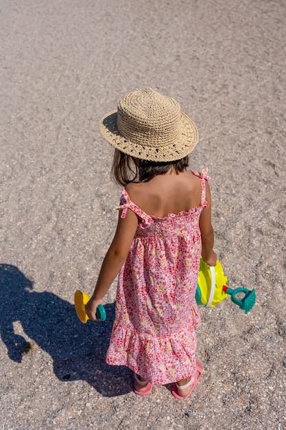 Menina andando na praia