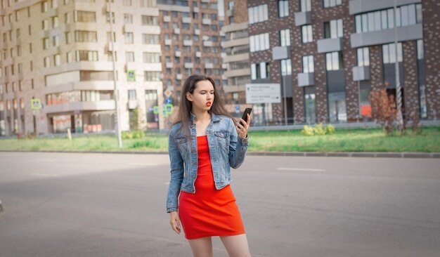 Menina andando pela cidade em um dia de verão