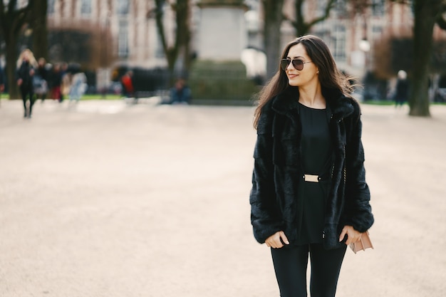 menina andando pelas ruas e a cidade de Paris França