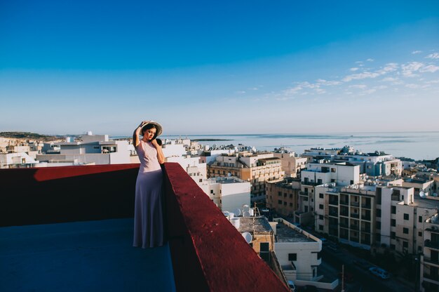 menina andar nos telhados da cidade grande