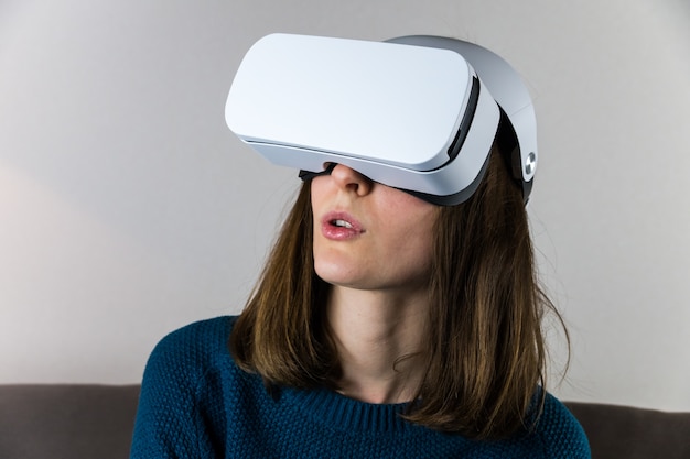 Menina animada usa caixa vr