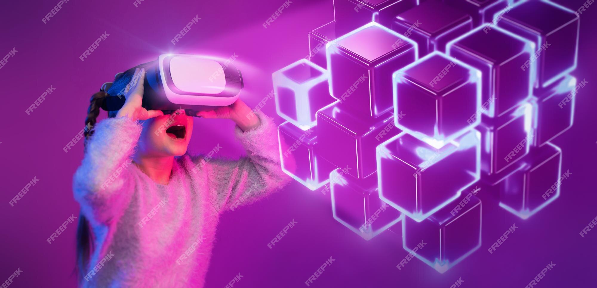 Menina animada usando óculos vr desfrutando de jogo online com cubos  virtuais neon brilhantes neon