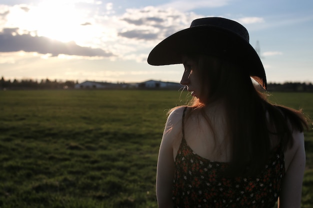 menina ao ar livre campo pôr do sol texas chapéu