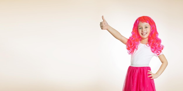 Menina aparecendo em fundo bege retrato de uma menina bonita com peruca de cabelo rosa banner com espaço de cópia