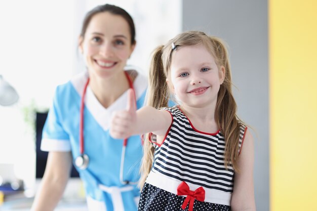 Menina aparecendo polegar na consulta com o pediatra