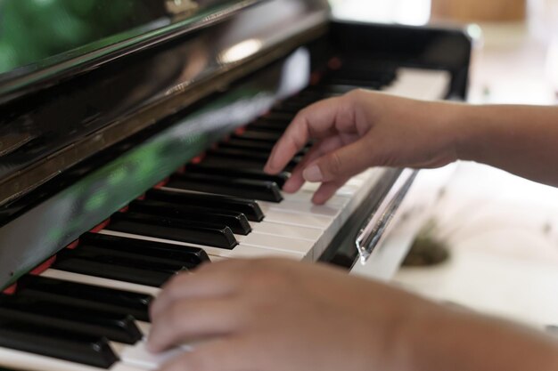 Menina aprende a tocar piano mão de mulher tocando piano