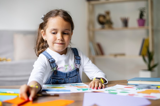 Foto menina aprendendo a fazer artesanato