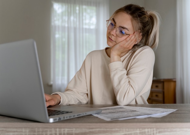 Foto menina aprendendo inglês online em seu laptop