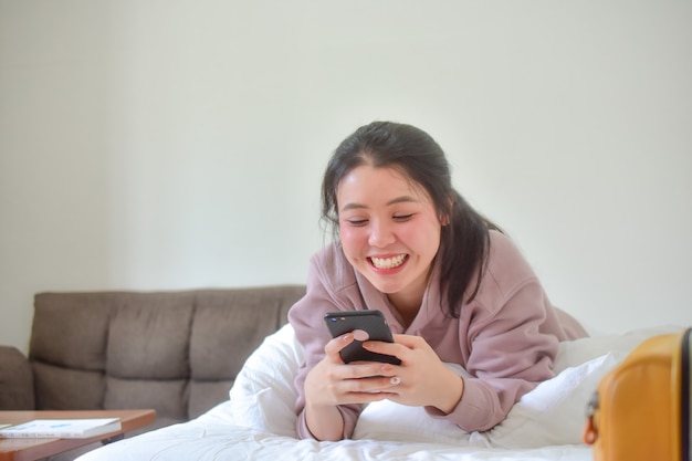 Menina aprendendo on-line em casa na internet móvel smartphone