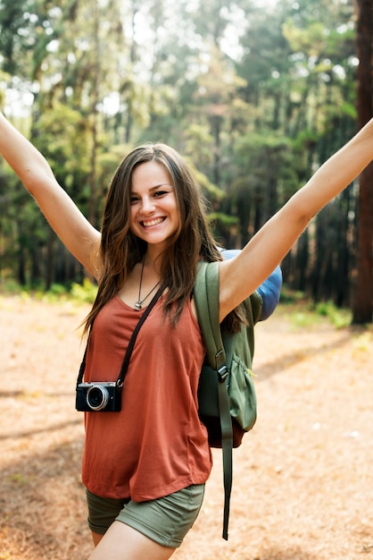 Foto menina, aproveitando o conceito de liberdade ao ar livre