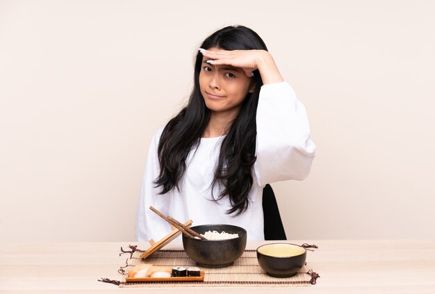 Menina asiática adolescente comendo comida asiática isolada