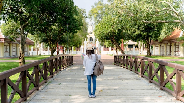 Foto menina asiática alegre fazendo foto no smartphone mulher gosta de estilo de vida ao ar livre em férias