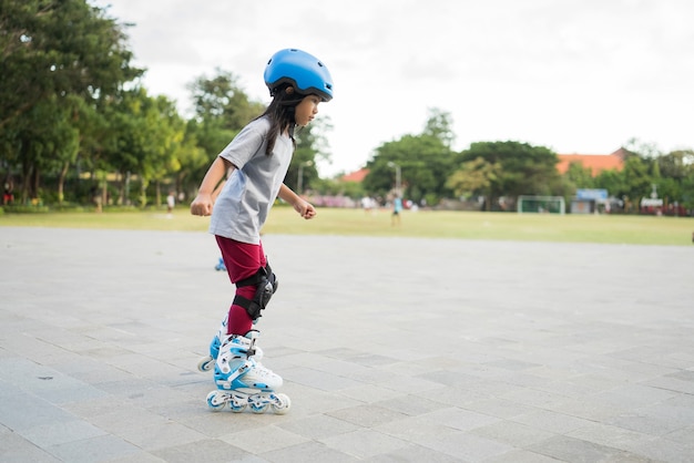 Menina asiática andando de patins inline