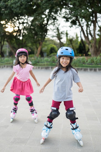 Menina asiática andando de patins inline