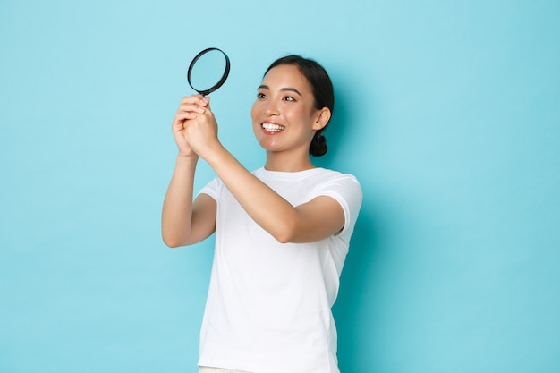 Menina asiática bonita sorrindo e entusiasmada pesquisando