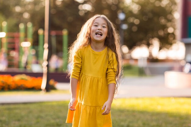 Foto menina asiática bonitinha se divertindo lá fora