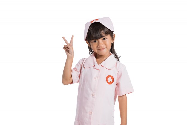 Menina asiática bonitinha vestindo um uniforme de médico