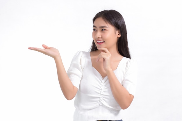 Menina asiática com cabelo comprido preto vestindo uma camisa branca é um produto presente no fundo branco