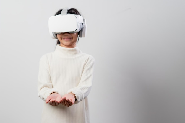 Menina asiática com fone de ouvido de realidade virtual Tecnologia de inovação e conceito de educação