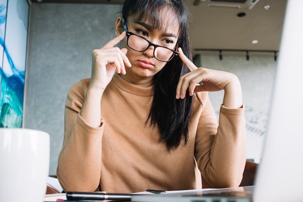 Foto menina asiática com óculos