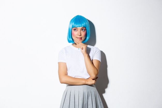 Menina asiática com peruca curta azul