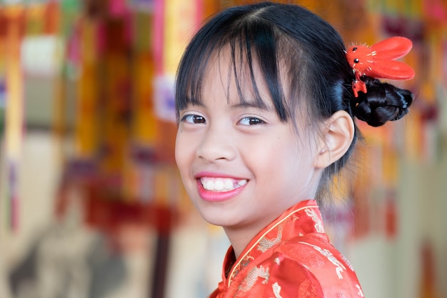 Menina asiática de retrato em vestido chinês