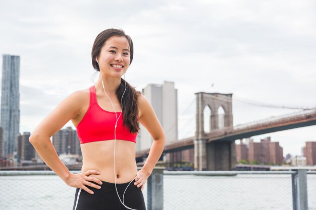 Menina asiática descansando após exercícios de fitness em nova york