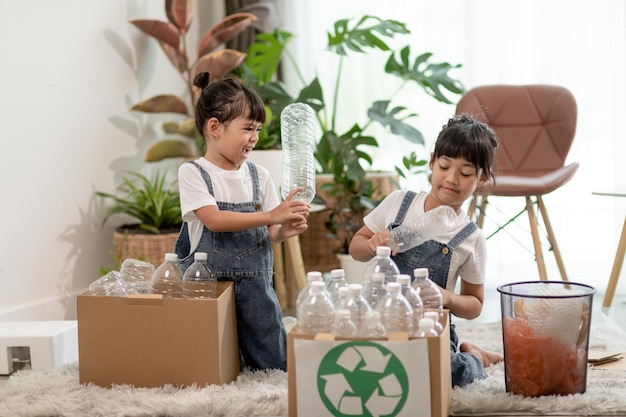 Menina asiática é lixo separado para reciclar