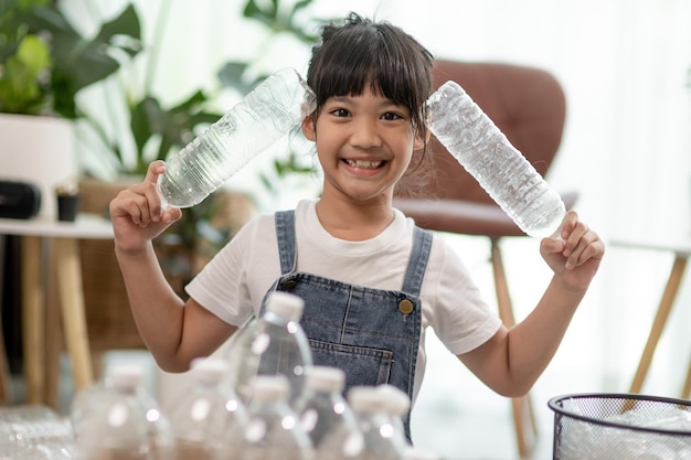 Menina asiática é lixo separado para reciclar