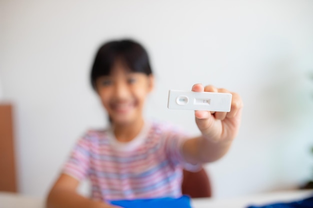 Menina asiática é testada para covid19 antes da aula