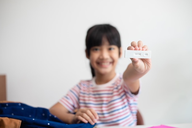 Menina asiática é testada para covid19 antes da aula